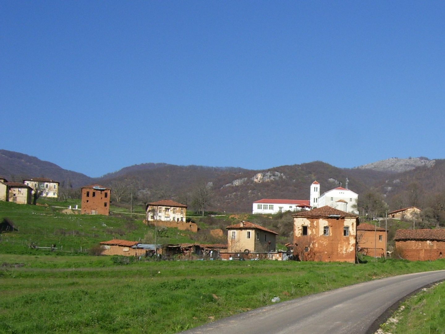 ΓΑΒΡΟΣ - Πολλές ιστορίες έχουν να διηγηθούν και τα ερειπωμένα σπίτια του χωριού